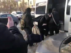 Вытащили из такси у «торгушки», вырезали дверь: задержание порноделов в Волгограде сняли на видео