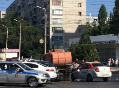 Парализовано движение транспорта из-за столкновения мусоровоза и такси на севере Волгограда