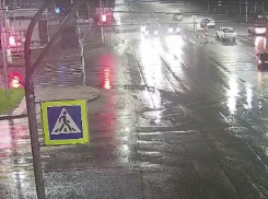 Пострадали две юные девушки: авария на перекрестке в Волгограде попала на видео