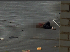 Очевидцы: в Волжском из окна выпал мужчина