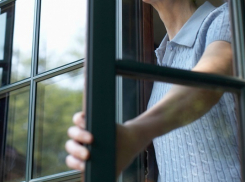 Лесбиянка упала с 10-го этажа после ссоры с возлюбленной в Волжском