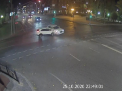 Женщина за рулем Jaguar выехала на «красный» и протаранила Hyundai в центре Волгограда: авария попала на видео