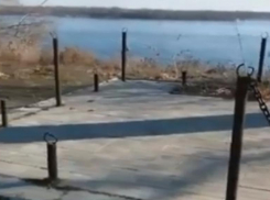 Оскверненный памятник защитникам Сталинграда попал на видео в Волгограде
