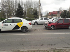 Водитель Volkswagen Polo врезался в машину «Яндекс.Такси» в Волгограде: пострадала 34-летняя женщина