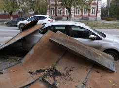 Крыша старого дома упала на припаркованную рядом иномарку в Волгограде