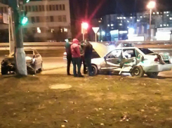 В Волгограде попали на видео последствия жуткой аварии с молодежью