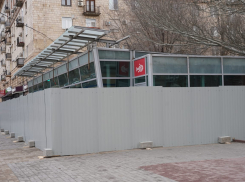 «Стекляшку» на Аллее Героев в Волгограде обнесли заборами