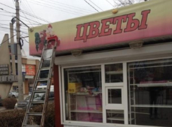На улице Рабоче-Крестьянской в Волгограде сносят незаконные киоски