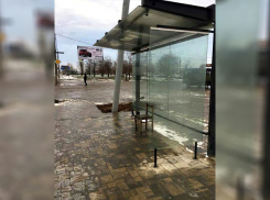 Домашней мебелью обустраивают новые остановки в Волгограде 