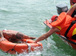 79-летнего пенсионера и 20-летнего парня вытащили из реки спасатели в Камышине 