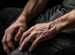 Любителя шевелящейся в штанах руки снова сняли на видео в Волгограде 