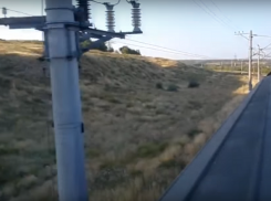 В Сеть попало видео катания молодого экстремала на крыше волгоградской электрички ﻿