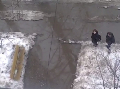 Жители поселка Ангарский в Волгограде сняли на видео потоп во дворе многоэтажки