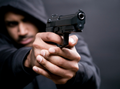 На юге Волгограда 16-летний парень с пистолетом ограбил женщину, выстрелив 5 раз