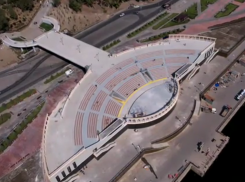 Бетонную набережную вокруг волгоградского амфитеатра приспособят для скейтбордистов 