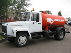 Под Волгоградом водитель на ВАЗ-2109 протаранил машину с фекалиями