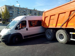 Водитель маршрутки боком остановил грузовик в Волгограде 