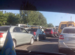 На 3-й Продольной Волгограда столкнулись автовоз и автобус