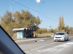  Рядом с остановкой насмерть сбили женщину на юге Волгограда