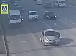 Оторвавшееся колесо влетело в авто в центре Волгограда: видео