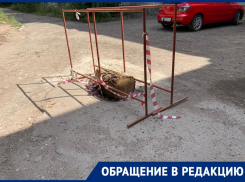 Пеньком прикрыли яму у дома, где три недели нет горячей воды в Волгограде