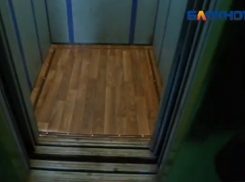 Сквозную дыру в лифте жителям Волгограда заделали сразу после вмешательства журналистов 