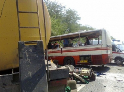 Жуткое ДТП с бензовозом: трое волгоградцев в больнице