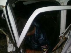 Полицейский на «Ниве» ночью врезался в автофургон под Волгоградом