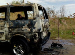 Горящий Volkswagen Transporter сняли на видео на юге Волгограда