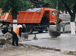 Тротуар и зеленую зону обустраивают на Первой Продольной магистрали Волгограда
