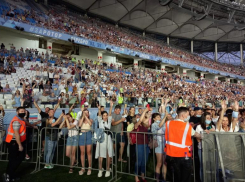 На «Волгоград Арене» начался концерт легендарной группы «Руки вверх!»