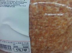 Жители Волгограда жалуются на «волосатый» фарш в популярном гипермаркете