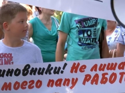 В Волгограде маршрутчики привели на митинг малолетних детей