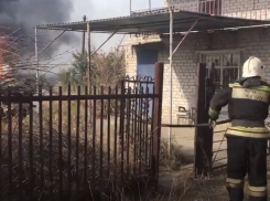 Крупный пожар полыхает возле поселка Микоян в Волгограде