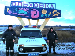 Под Волгоградом полицейские спасли беременную из застрявшей машины