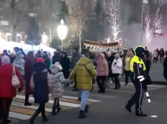 В центре Волгограда группа людей скандирует «За Сталинград»: видео
