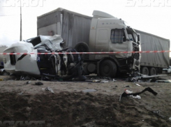 В реанимации Волгограда скончалась 30-летняя пассажирка маршрутки, пострадавшей в страшном ДТП с КамАЗом