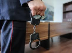В Волгограде полицейского осудили на 2,5 года за взятку 