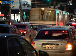 «Каждый час в транспорте, как гвоздь в крышку гроба»: почему поездки по Волгограду на работу ломают психику и рушат семьи