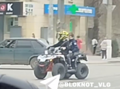 «Одуреть! И где родители?»: дети квадроцикле прокатились по оживленной трассе в Волгограде