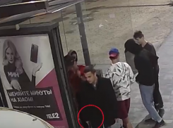 Стрельба малолетних вандалов на остановке в Волгограде попала на видео