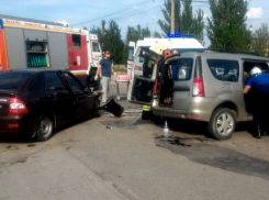 Две Lada столкнулись лоб в лоб в Волжском: двое водителей и пассажир в больнице