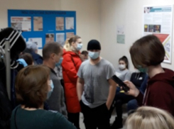 60 человек на одного врача: квест по закрытию больничного в поликлинике Волгограда попал на видео