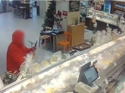 Громящий витрины кулинарии «Конфетки-бараночки» с молотком в руках волгоградец попал на видео