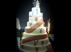  На свадебном торте Исинбаева с мужем оказались на девятом ярусе