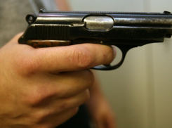 Под Волгоградом 18-летний парень требовал ласки у девушки при помощи пистолета