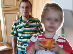 Отец спал, пока 2-летний сын был в полиции: видео с подробностями о гуляющем в одиночку по Волгограду малыше