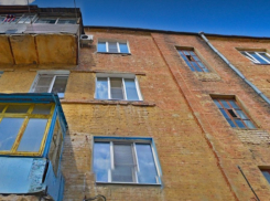 Три аварийных многоквартирных дома снесут в разных концах Волгограда