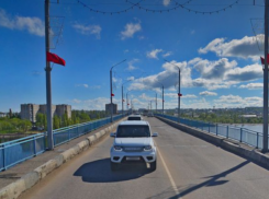 Почти на сутки закрывают мост, соединяющий две части города в Волгоградской области