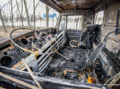 Военный тягач загорелся в городском парке Волжского 